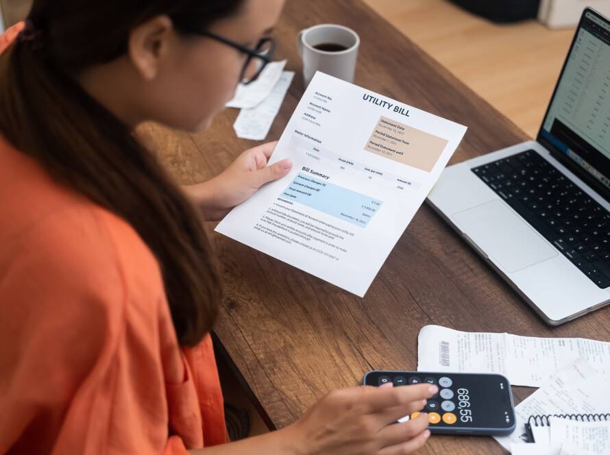 Un entrepreneur utilise QuickBooks pour automatiser la facturation de son entreprise et suivre les paiements en ligne.