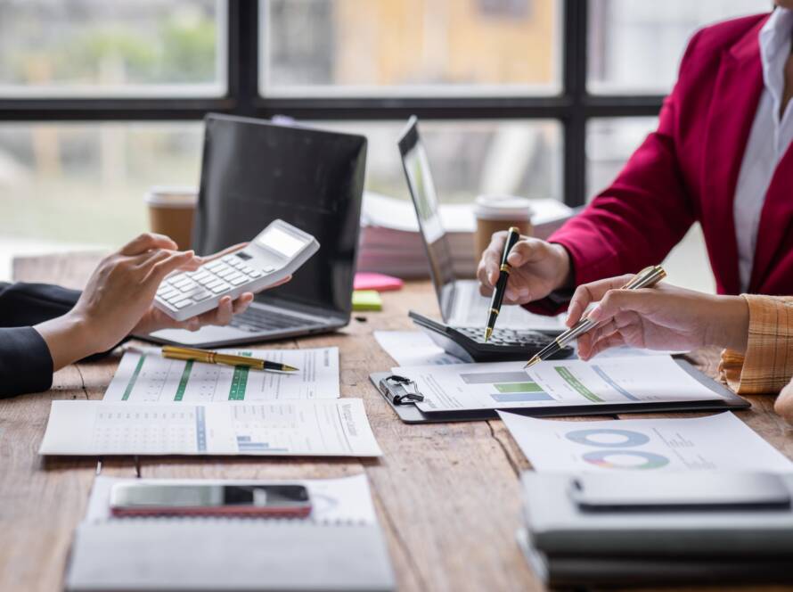 Un cabinet comptable professionnel prépare la déclaration d’impôt d’une société au Québec en optimisant les déductions et crédits d’impôt.