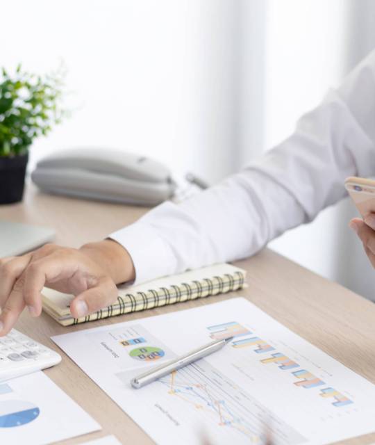 finance-and-accounting-2023-11-27-05-10-18-utc (1) Expert-comptable à Montréal présentant des graphiques financiers pour élaborer une stratégie fiscale adaptée aux PME québécoises